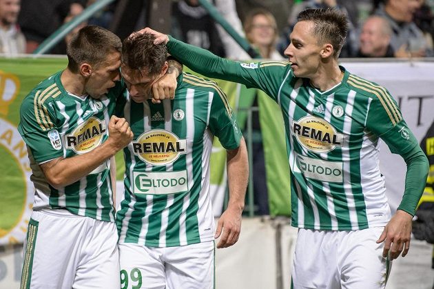 Fotbalisté Bohemians (zleva): Milan Kočič, Jevgenij Kabajev a Siim Luts oslavují gól na 1:1 proti Baníku.