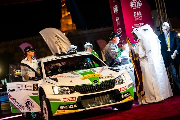 Vojtěch Štajf a Veronika Havelková s Fabií R5 před startem Katarské rallye.