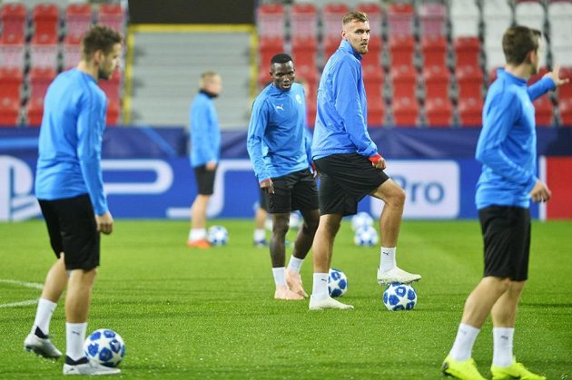 Trénink Viktorie Plzeň před zápasem fotbalové Ligy mistrů proti Realu Madrid. Vzadu zleva Ubong Ekpai a Tomáš Chorý.