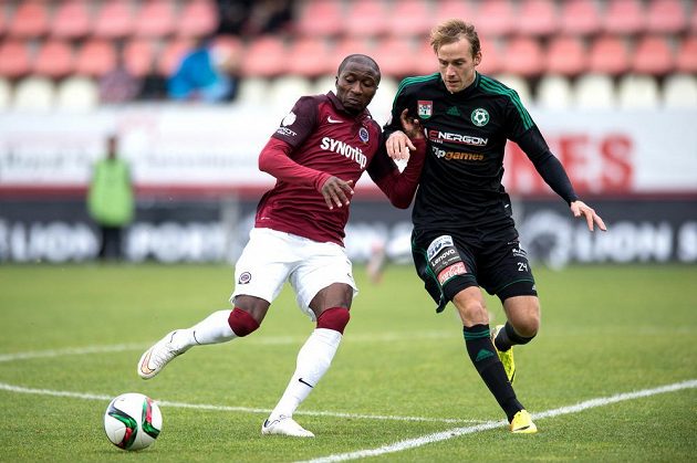 Sparťanský útočník Kehinde Fatai (vlevo) a Josef Divíšek z Příbrami v utkání 10. kola Synot ligy.