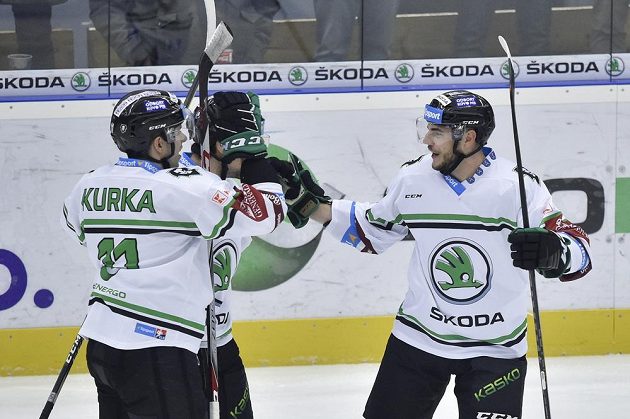 Hokejisté Mladé Boleslavi (zleva) Jiří Kurka, autor branky Marek Hrbas a Mário Lunter se radují z gólu.