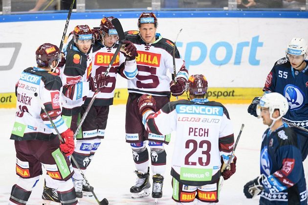 Hokejisté Sparty Lukáš Rousek, Jan Košťálek a Robert Říčka oslavují gól na 4:3 během utkání 1. kola Tipsport extraligy proti Plzni.