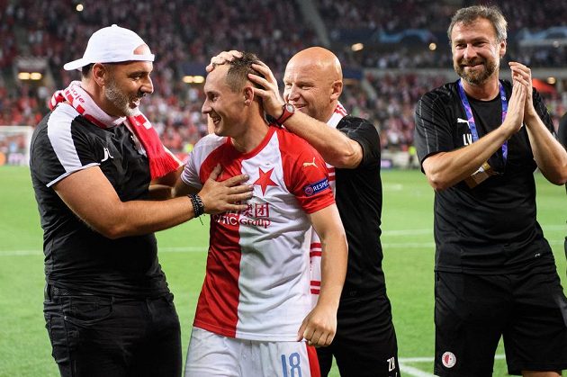Trenér Slavie Praha Jindřich Trpišovský, Jan Bořil a Zdeněk Houštecký během oslav