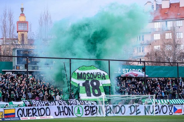 Choreo fanoušků Bohemians k příchodu útočníka Jhona Mosquery během utkání s MFK Karviná.