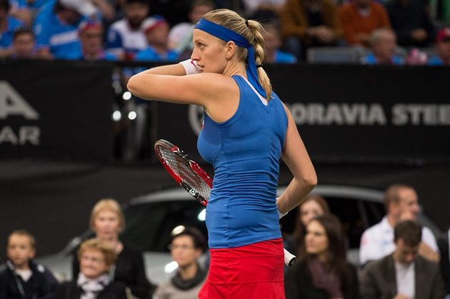 Česká tenistka Petra Kvitová v prvním zápase finále Fed Cupu s Anastasií Pavljučenkovou .