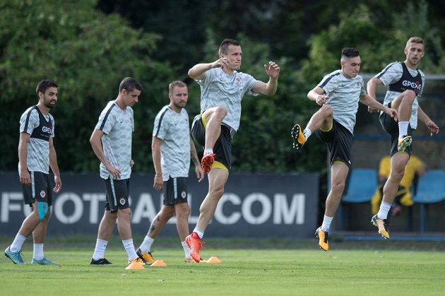Fotbalisté Sparty Praha (zleva): David Hovorka, Ondřej Zahustel, Michal Kadlec, Lukáš Štětina, Vjačeslav Karavajev a Eldar Čivič při tréninku.