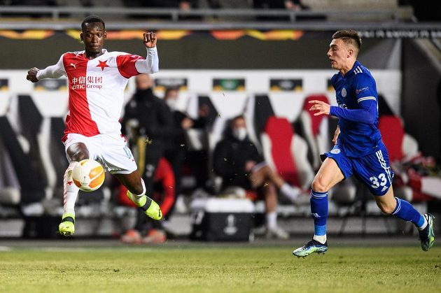 Abdallah Sima ze Slavie Praha a Luke Thomas z Leicesteru během utkání vyřazovací části Evropské Ligy.