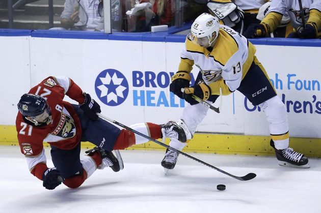 Centr Floridy Vincent Trocheck (vlevo) padá po souboji o puk s Nickem Boninem z Nashvillu.