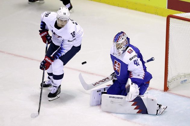 Americký hokejista Chris Kreider v šanci před slovenským gólmanem Patrikem Rybárem během utkání na MS.