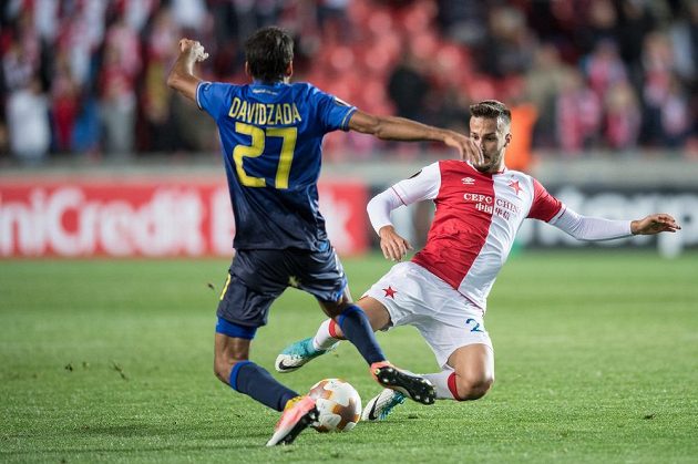 Záložník Slavie Jakub Hromada (vpravo) v souboji s Ofirem Davidzadou z Maccabi Tel Aviv.
