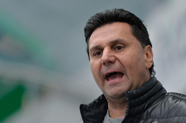 Legendární Vladimír Růžička se stal prvním trenérem, který nasbíral tisíc zápasů v hokejové extralize.