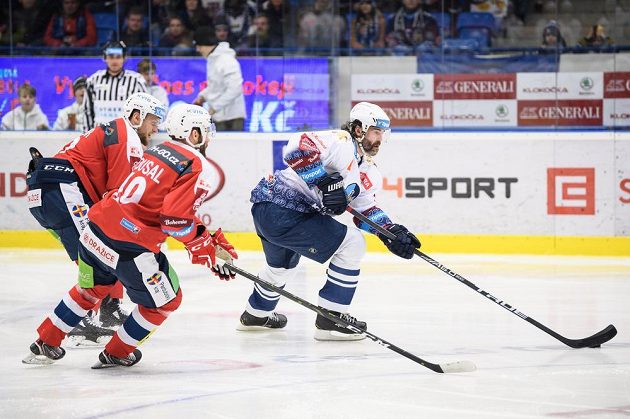Pardubičtí Radoslav Tybor (vlevo) a Robert Kousal nahánějí Jaromíra Jágra z Kladna.