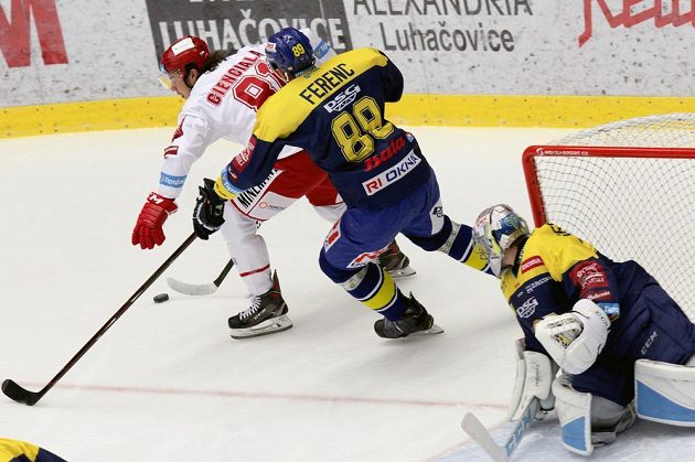 Zleva David Cienciala z Třince, Jakub Ferenc ze Zlína a brankář Zlína Jakub Sedláček.
