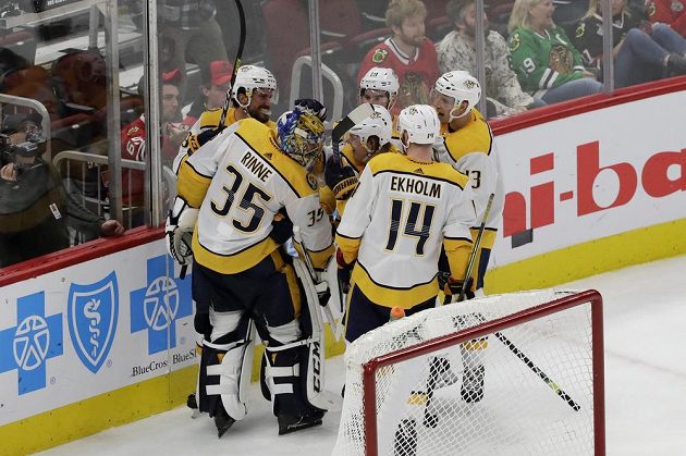 Gólman Predators Pekka Rinne vstřelil gól do sítě Chicaga v zámořské NHL a spoluhráči mu nadšeně gratulovali.
