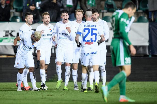 Fotbalisté Baníku Ostrava (zleva): Dyjan Carlos De Azevedo, Martin Fillo, Nemanja Kuzmanovič, Jakub Pokorný, Václav Procházka, Patrizio Stronati a Jiří Fleišman oslavují gól na 2:0 proti Bohemians.