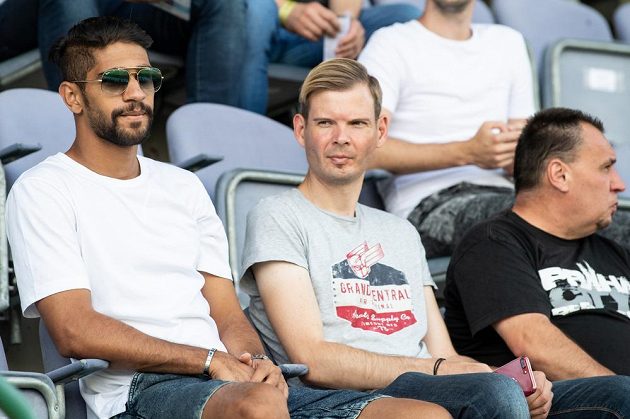 Nová posila Bohemians Abdulla Yusuf Helal (vlevo) sleduje utkání 1. kola Fortuna ligy se Slováckem.