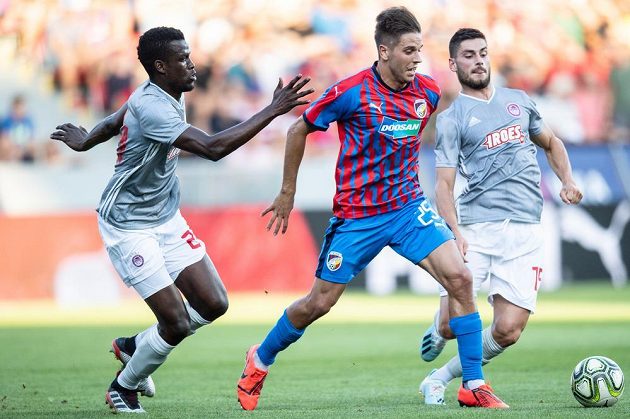 Ousseynou Ba z Olympiakosu, Aleš Čermák z Viktorie Plzeň a Svetozar Markovič z Olympiakosu bojují o míč během utkání 2. předkola Ligy mistrů.