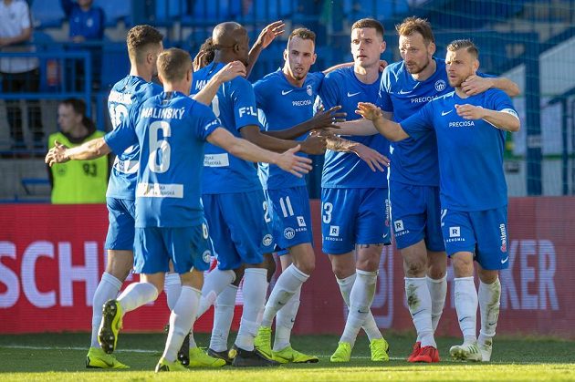Střelec tří libereckých gólů Libor Kozák (druhý zprava) se raduje se spoluhráči z vítězství nad Slováckem. Slovan jej dosáhl i díky třem proměněným penaltám.