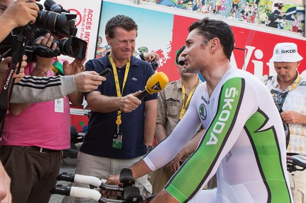 Paralympik Jiří Ježek odpovídá na otázky novinářů po časovce na Tour de France.