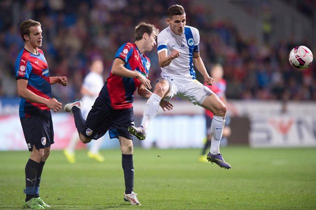 David Pavelka z Liberce (vpravo) bojuje o balón s Tomášem Hořavou z Plzně (uprostřed). Vlevo přihlíží Jan Kopic.