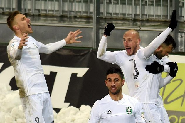 Hráči Karviné se radují z gólu. Zleva Jan Kalabiška, Bojan Letič, Marek Janečka a Lukáš Budínský.