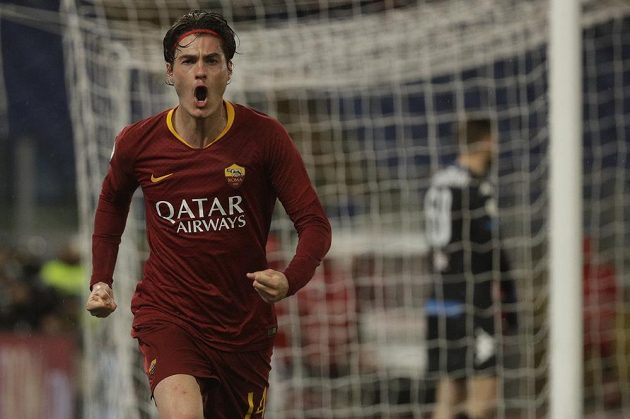 Patrik Schick se raduje krátce poté, co vstřelil hlavou druhý gól AS Řím v ligovém utkání proti Empoli.