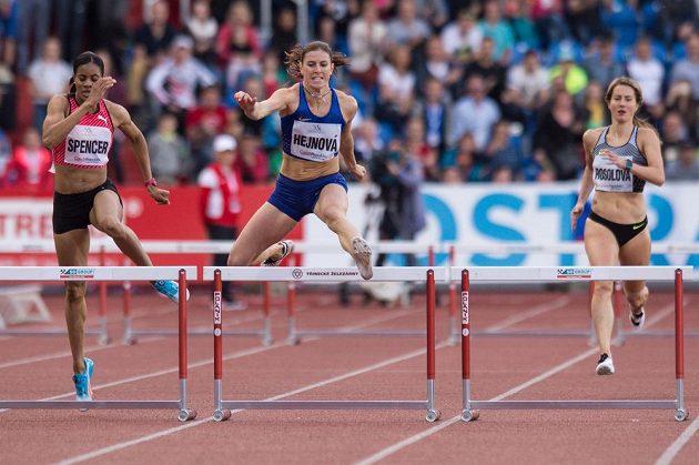 Zuzana Hejnová (uprostřed), Kaliese Spencerová (vlevo) a Denisa Rosolová při Zlaté tretře.