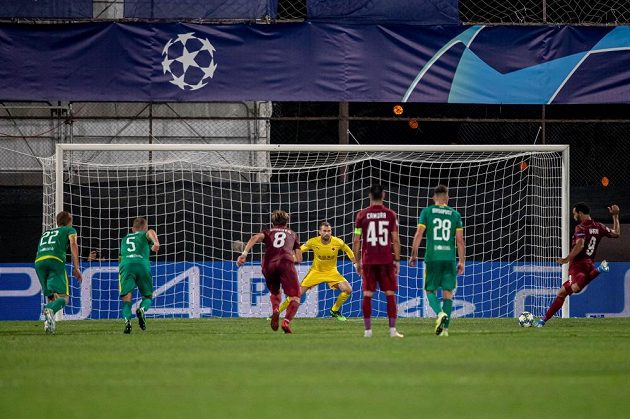 Billel Omrani (vpravo) z Kluže střílí penaltu, kterou brankář Slavie Ondřej Kolář (čtvrtý zprava) vyrazil.
