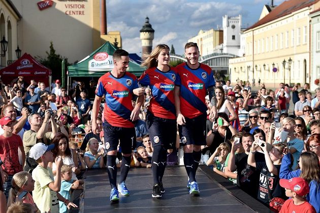 Fotbalisté Viktorie Plzeň Milan Petržela (vlevo) a Ondřej Vaněk během představení nových dresů pro sezónu 2015/2016 v prostorách plzeňského pivovaru.