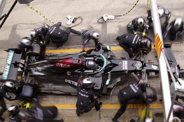 A Mercedes monopost driven by Lewis Hamilton at a pit stop during the Spanish F1 Grand Prix.