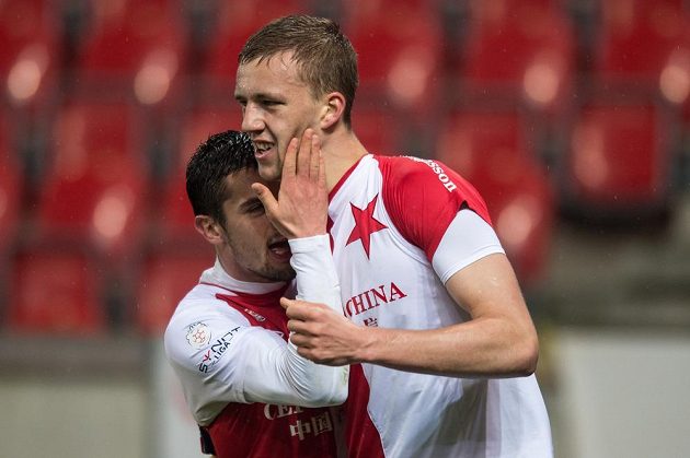 Tomáš Souček ze Slavie (vpravo) a Miljan Vukadinovič se radují při utkání s Baníkem.