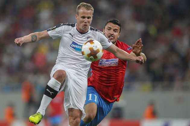 Plzeňský obránce David Limberský (vlevo), spolu s ním v souboji střelec domácích Constantin Budescu.
