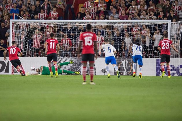 Brankář Sparty Tomáš Koubek inkasuje gól z penalty. Vlevo úspěšný střelec Southamptonu Charlie Austin.