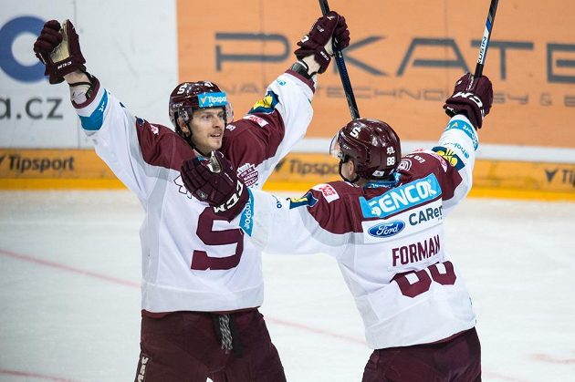 Hokejisté Sparty Praha Jan Buchtele (vlevo) a Miroslav Forman oslavují gól na 1:0 během třetího finále play off Tipsport extraligy.