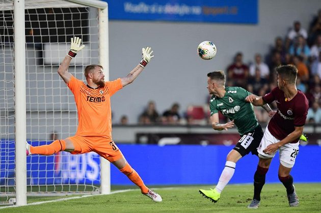 Gólová střela Adama Hložka (zcela vpravo) míří za záda jabloneckého brankáře Vlastimila Hrubého.