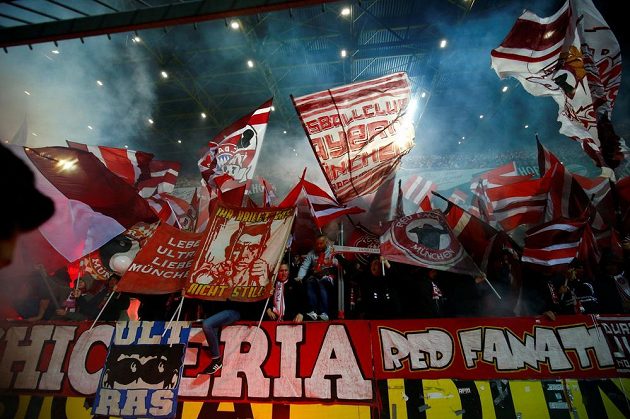 Fanoušci Bayernu Mnichov si užívali po výhře na hřišti rivala z Dortmundu v utkání bundesligy.