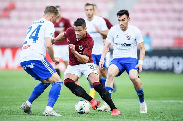 Václav Procházka z Baníku Ostrava, Adam Hložek ze Sparty Praha a Rudolf Reiter z Baníku Ostrava během utkání ve skupině o titul.