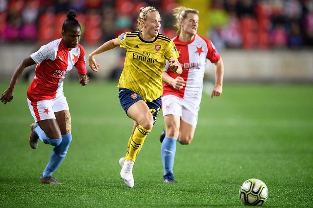 Selena Blackwoodová ze Slavia Praha marně stíhá Beth Meadovou z Arsenalu v utkání Ligy mistryň.