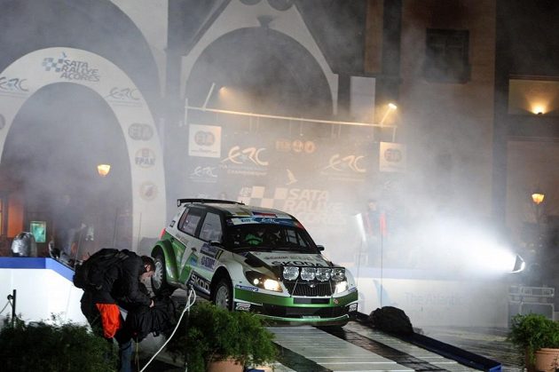 Jan Kopecký se Škodou Fabia S2000 na startu Rallye Azorské ostrovy 2013.