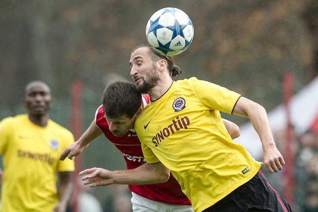 Pardubický záložník Jan Jeřábek (vlevo) a sparťanský středopolař Petr Jiráček v úvodním osmifinálovém duelu MOL Cupu.