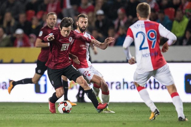 Tomáš Rosický ze Sparty (vlevo) a Josef Hušbauer ze Slavie během derby v Edenu.