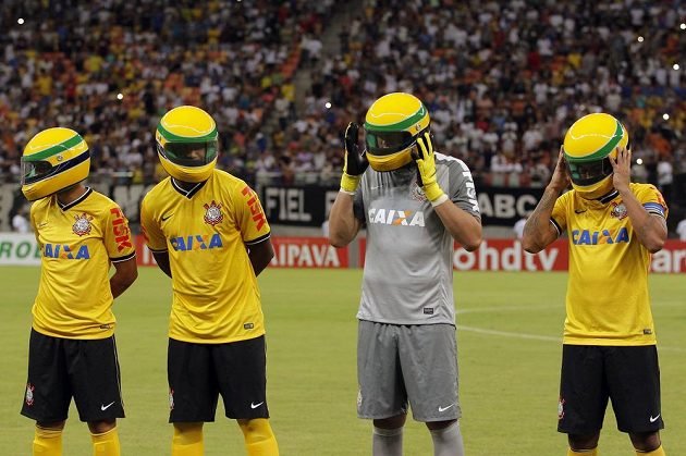 Fotbalisté brazilského celku Corinthians si před pohárovým duelem s týmem Nacional AM navlékli na počest úmrtí Ayrtona Senny na hlavu repliky helmy slavného jezdce.
