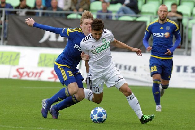 Pavel Šulc z Jihlavy atakuje karvinského Ondřeje Lingra v úvodním utkání baráže o účast v první fotbalové lize.