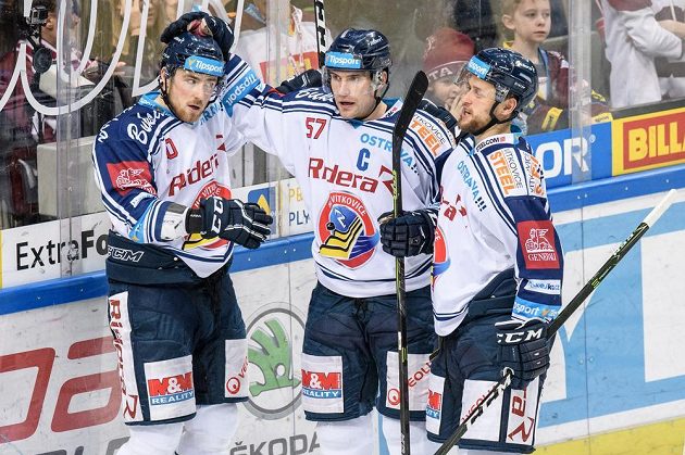 Hokejisté Vítkovic (zleva): Jakub Lev, Rostislav Olesz a Radoslav Tybor oslavují gól na 2:1 během extraligového utkání na ledě Sparty.