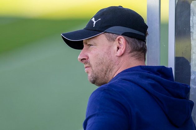 Trenér Slovácka Martin Svědík sleduje dění na hřišti v utkání 31. kola české fotbalové ligy.
