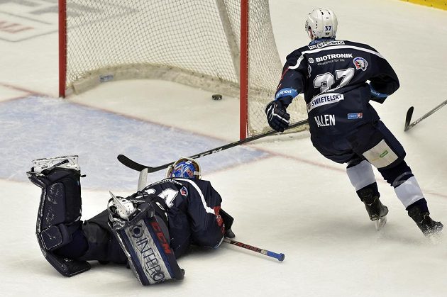 Oceláři dali gól! Překonaný plzeňský brankář Dominik Frodl a jeho spoluhráč Conor Allen během semifinále extraligy.