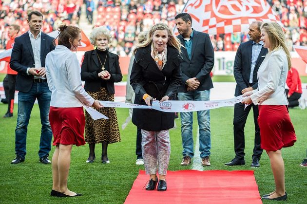 Ministryně školství Kateřina Valachová během slavnostního převzetí stadiónu v rámci utkání 26. kola ePojištění ligy Slavie s Jabloncem.