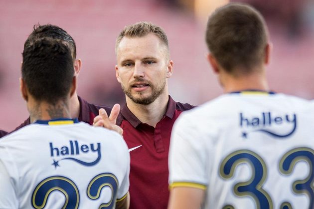 Obránce Sparty Michal Kadlec se zdraví s bývalými spoluhráči z Fenerbahce před přátelským utkáním.