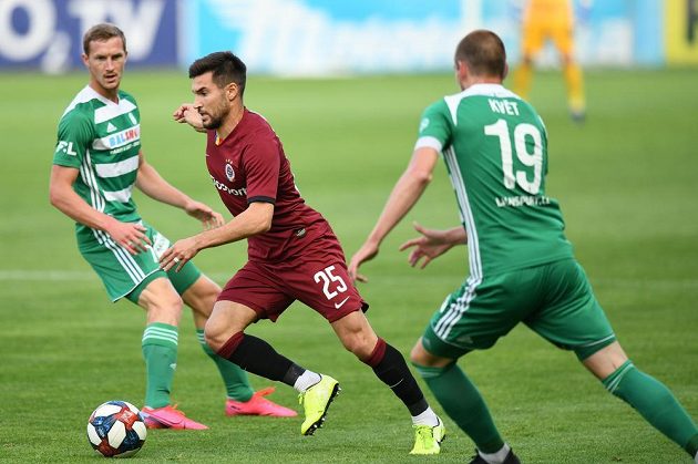 Záložník Sparty Michal Trávník uniká Romanu Květovi z Bohemians během derby ve 28. kole nejvyšší fotbalové soutěže.
