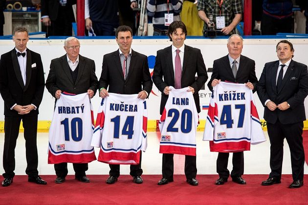 Jan Hrbatý, Jiří Kučera, Robert Lang, Pavel Křížek byli ve čtvrtek uvedeni do Síně slávy českého hokeje. Zcela vlevo je Dominik Hašek, vpravo pak prezident ČSLH Tomáš Král.